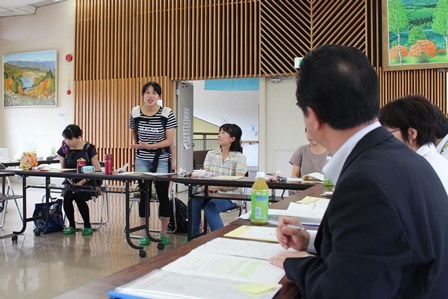 会場内でママさんと市長が意見交換をしている写真