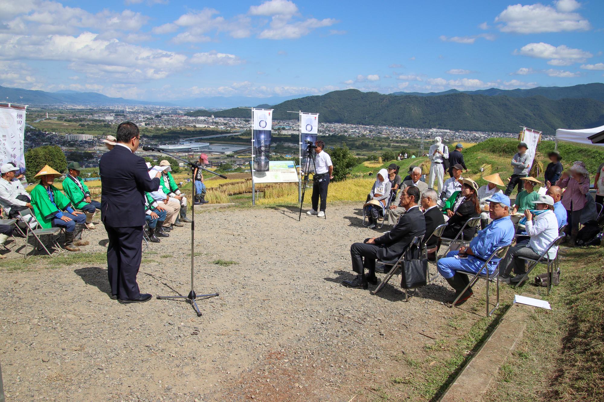 棚田貸します制度30周年記念式典であいさつする小川市長の話を聞く関係者の皆さん
