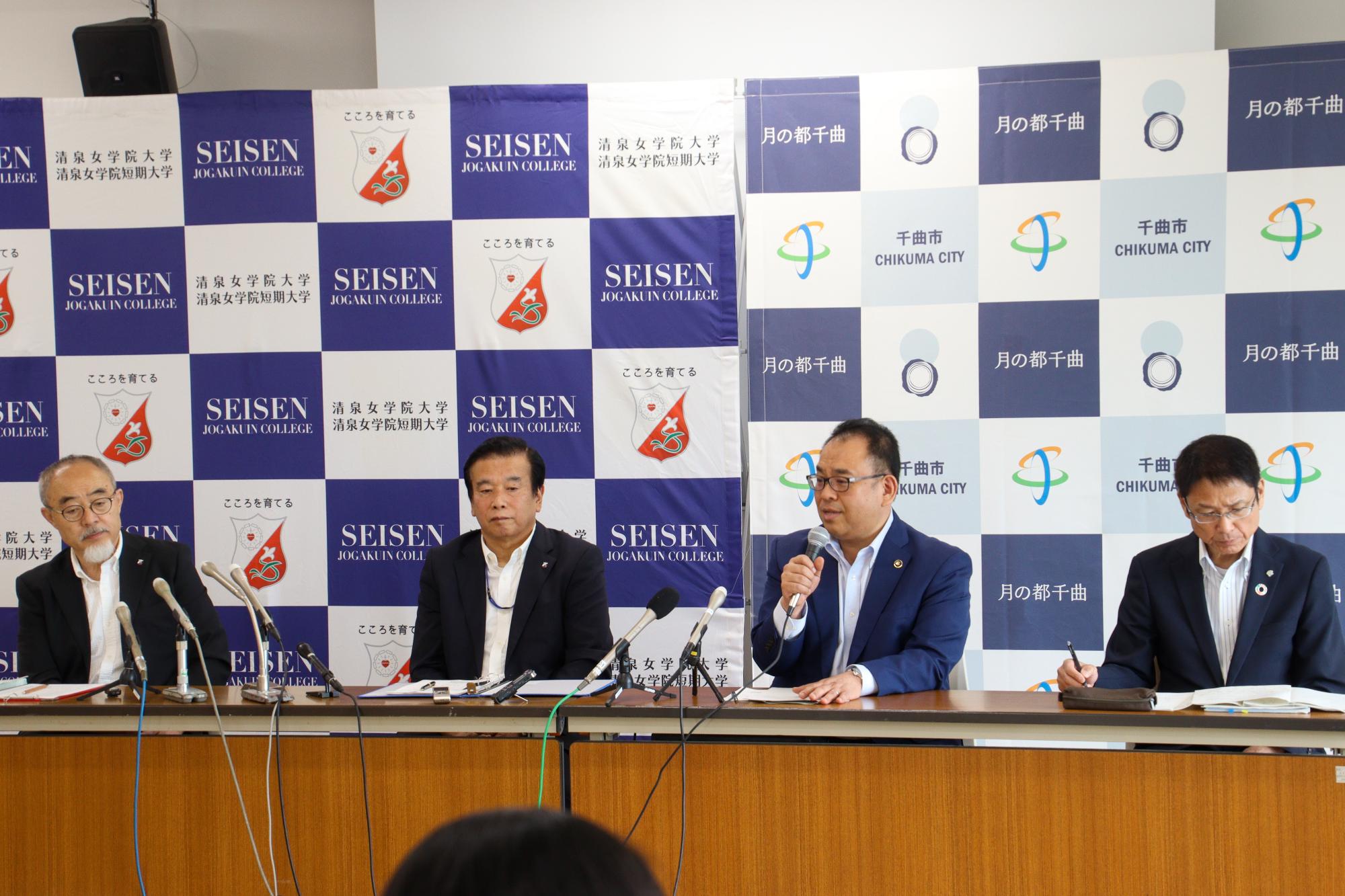 共同記者会見での質疑応答の様子