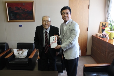 スーツ姿の近藤さんと市長が立って並んで記念撮影をしている写真
