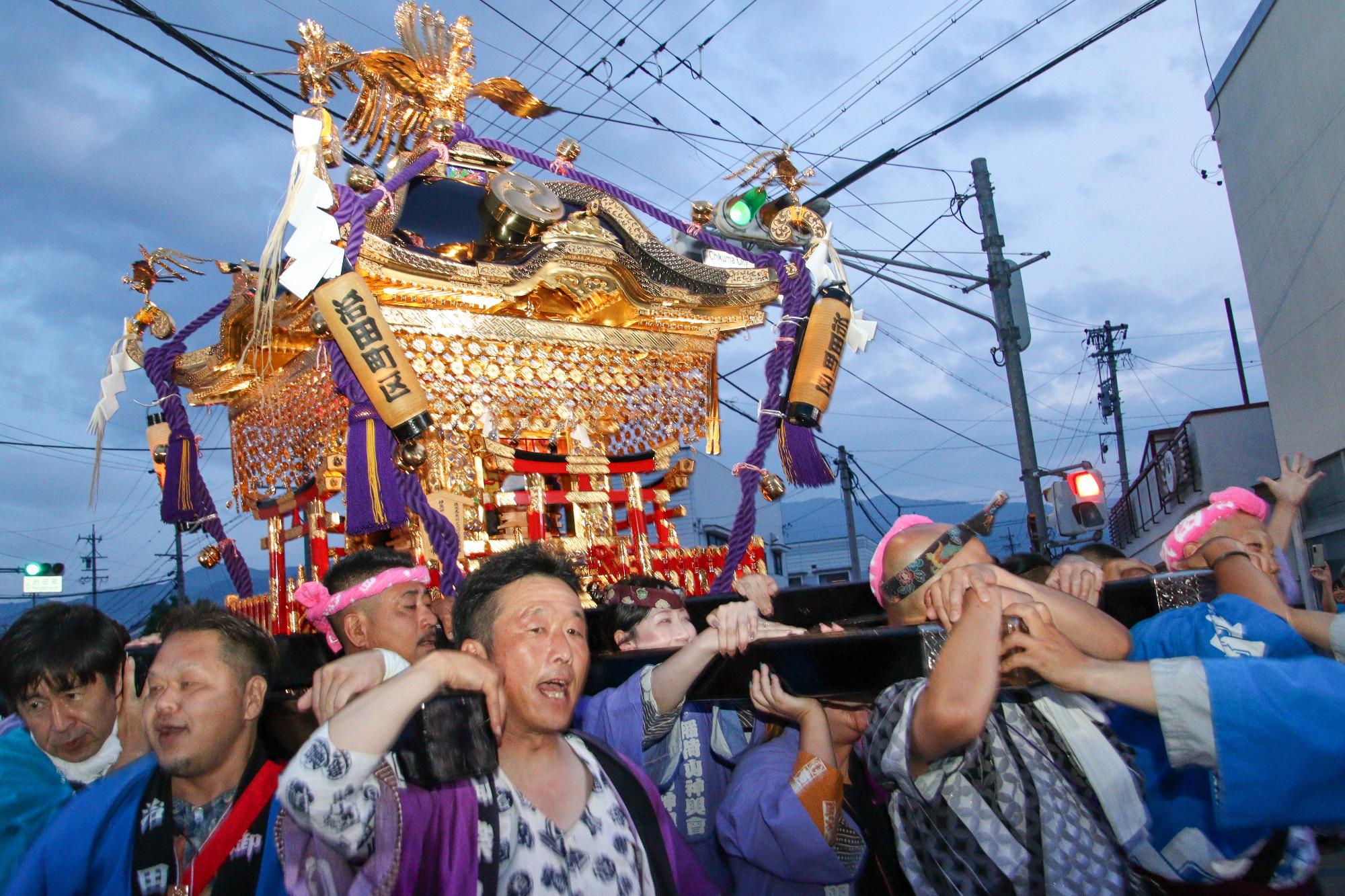 稲荷山祇園祭宵宮で神輿を担ぐ人たち