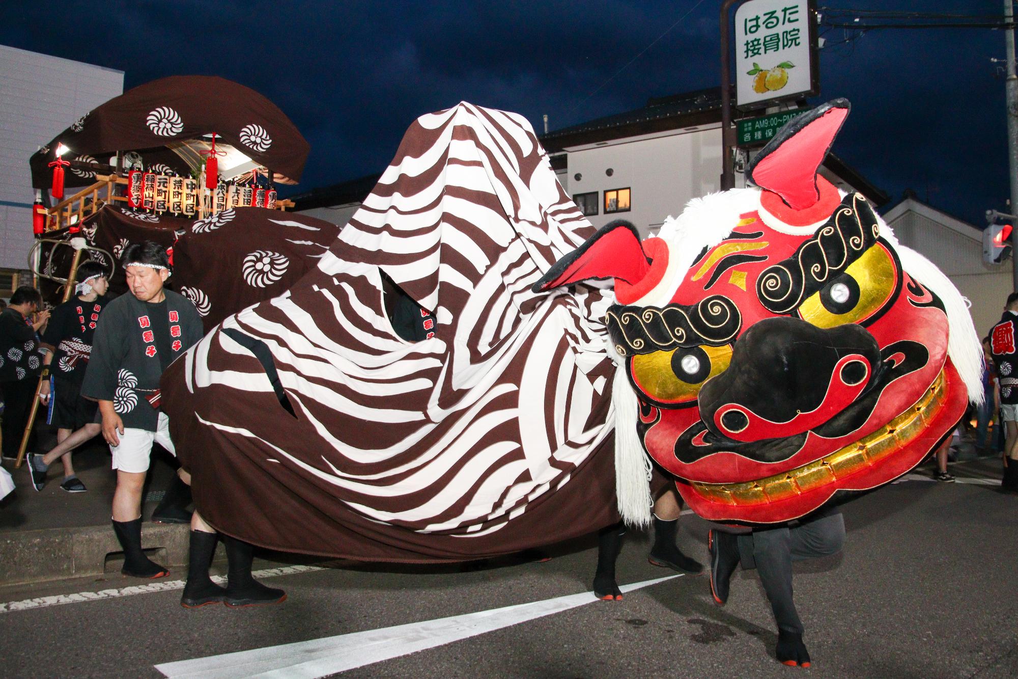 稲荷山祇園祭宵宮の勇獅子が舞う様子
