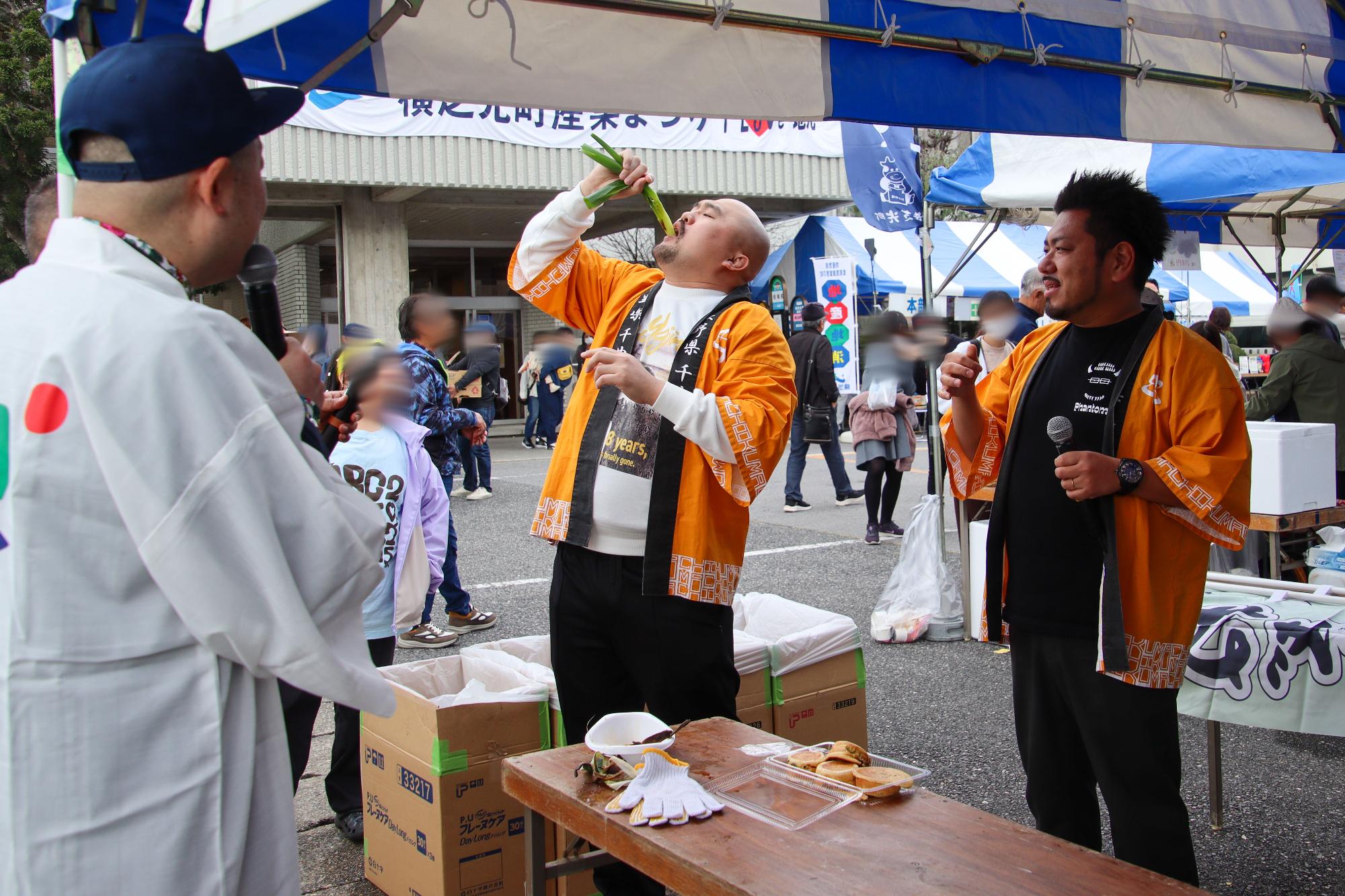 もぐもぐピーナッツおススメのひかりねぎの一本焼きを堪能する鬼越トマホークの良ちゃん