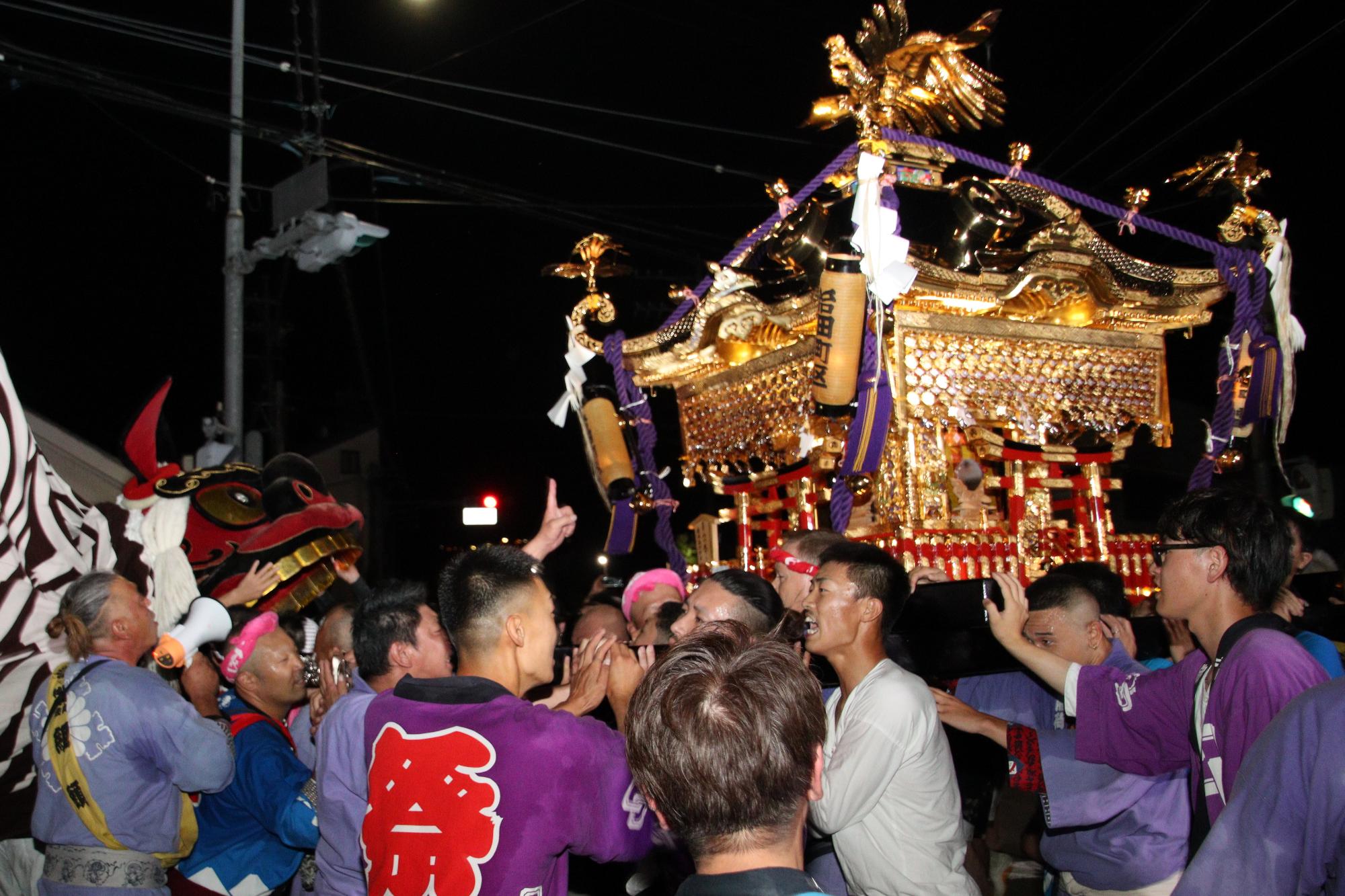 稲荷山祇園宵宮神輿と勇獅子の競演