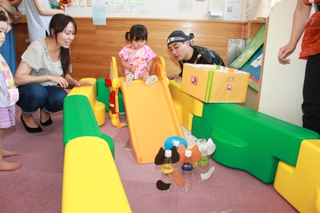 カラフルな幼児用の室内遊具で遊ぶこどもの写真