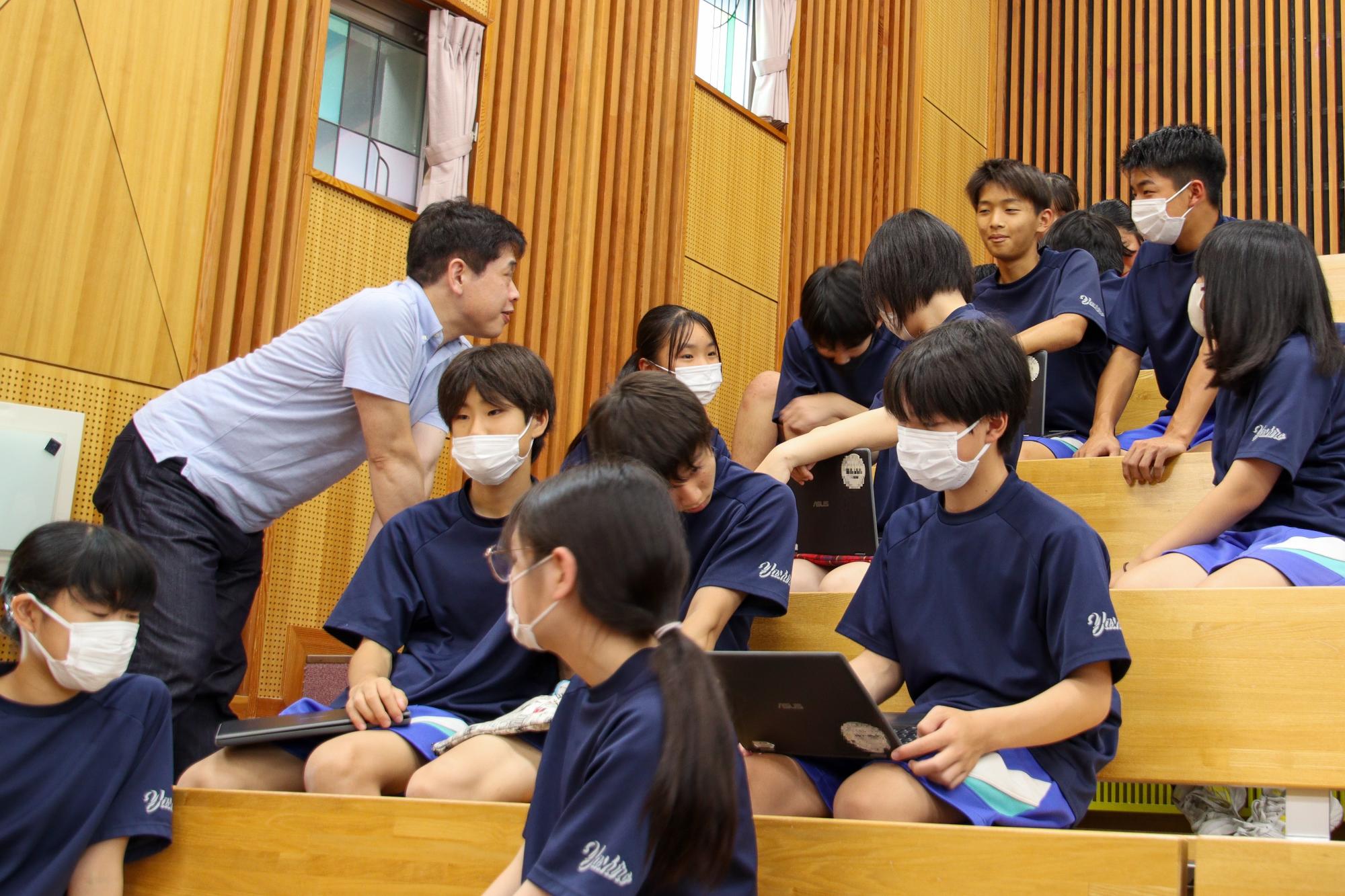 グループワークをする屋代中学校2年生の生徒の様子