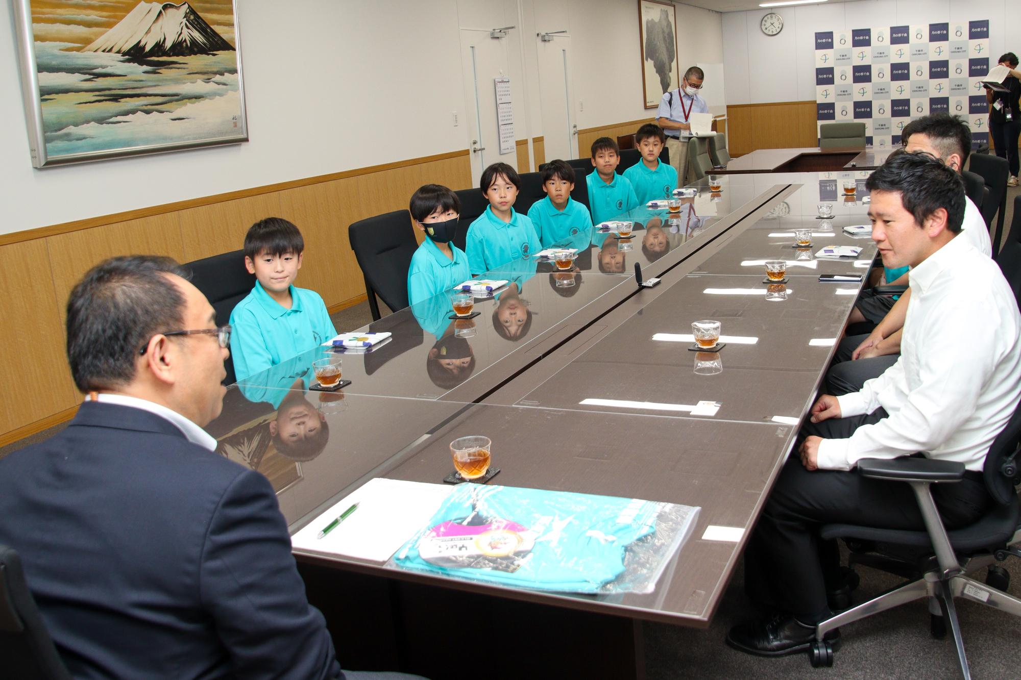 小川市長の話を聞くイエティキッズの皆さんその1