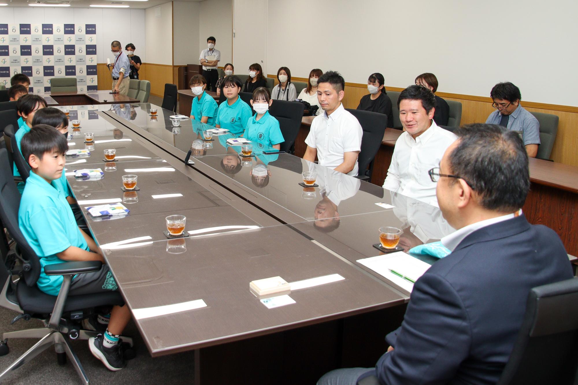 小川市長の話を聞くイエティキッズの皆さんその2