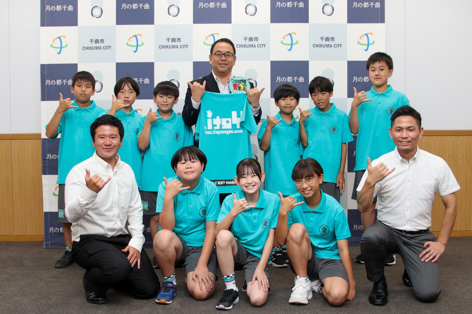 小川市長とイエティキッズの皆さんでイエティポーズをして記念撮影