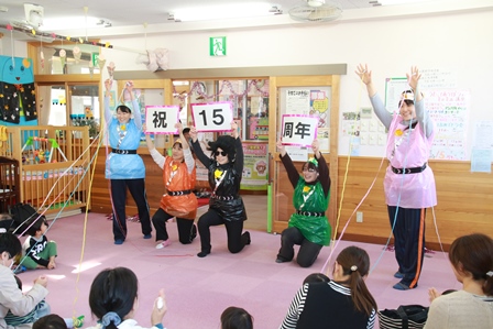 親御さんたちの前で踊りを披露する職員の写真