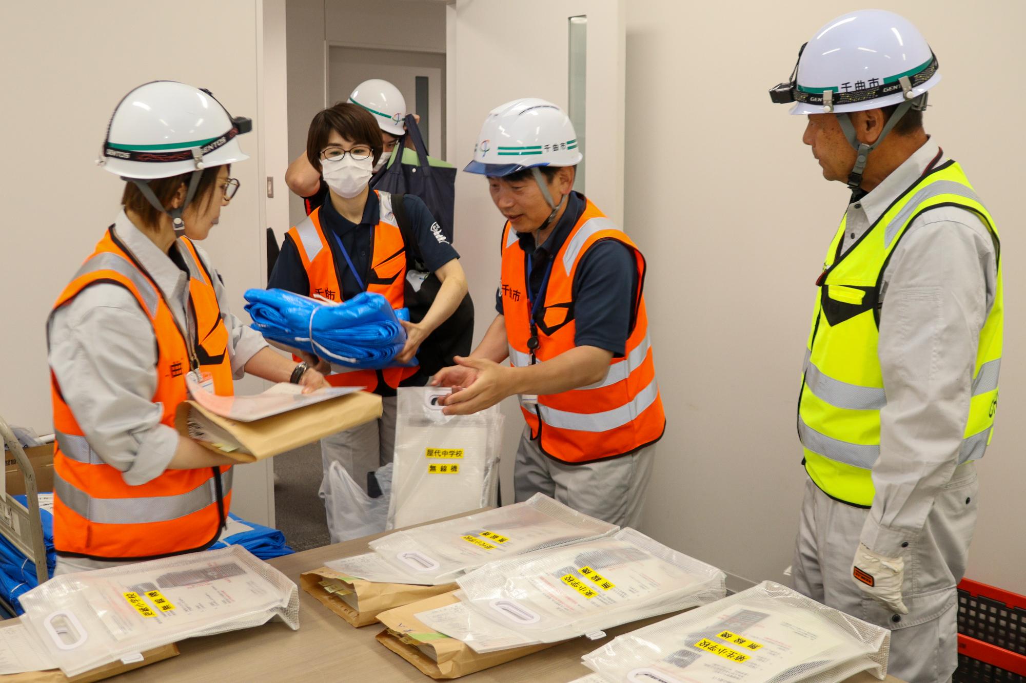 必要物品を受け取る各避難所担当者