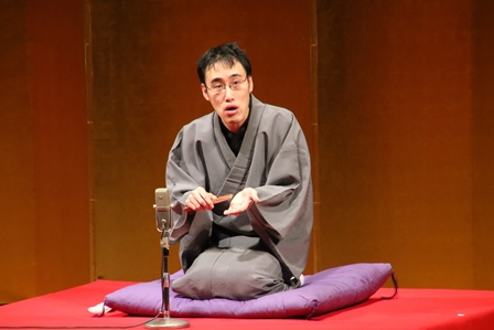 寄席で落語を話す春風亭百んがさんの写真