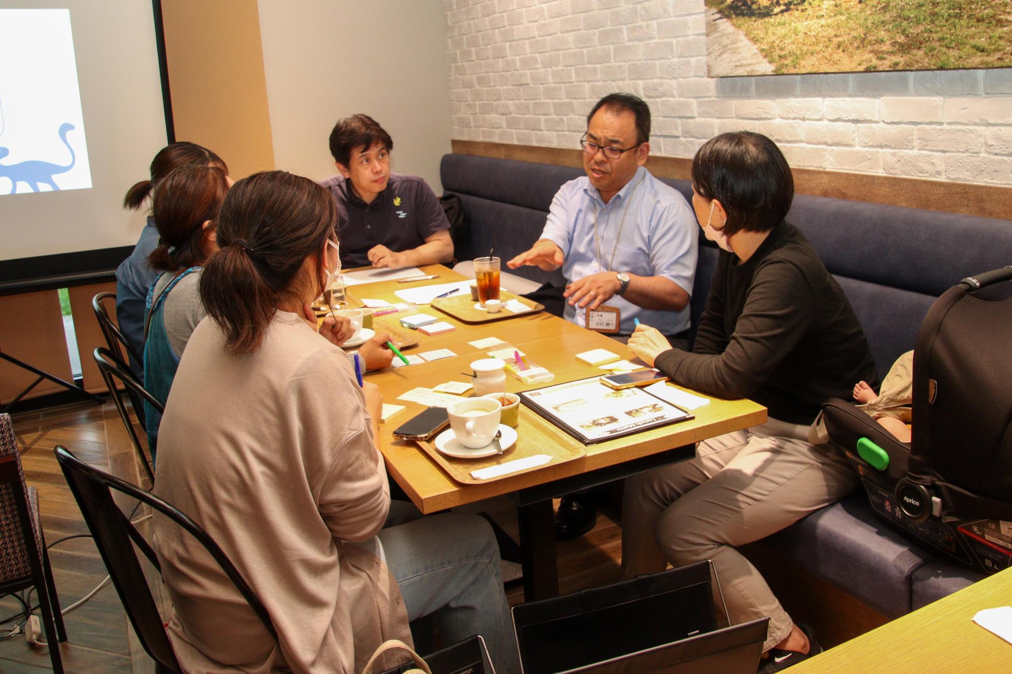 お茶会の参加者と意見交換する小川市長