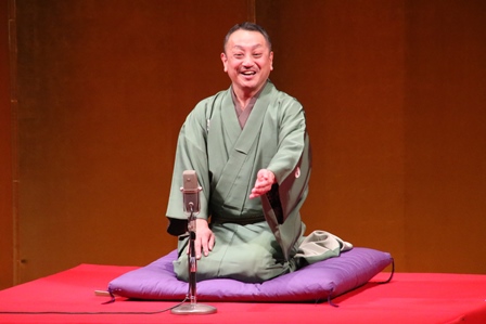 寄席で手を前にだしながら落語を話す入船亭扇好さんの写真
