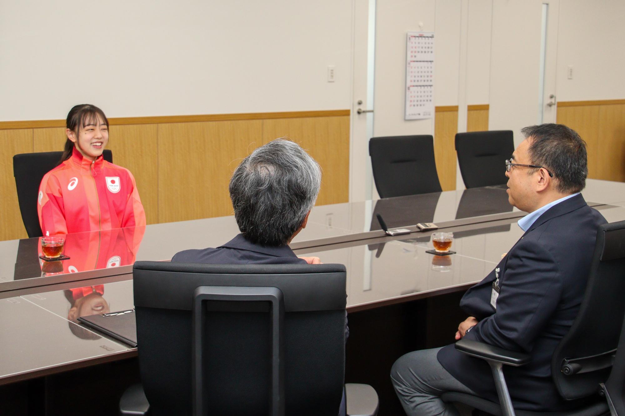 懇談をしている和田彩未選手と小川市長、小松教育長