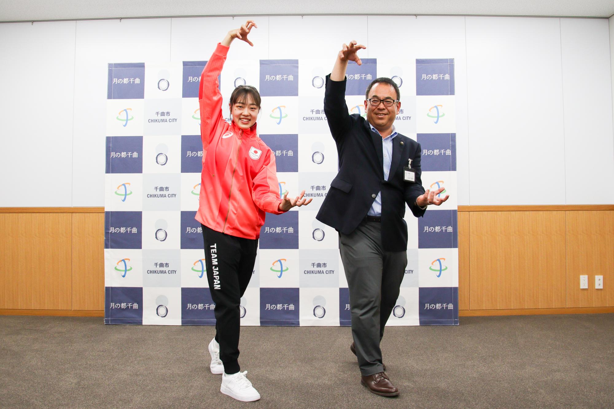 アリゲーターポーズで記念撮影する和田彩未選手(左)と小川市長(右)