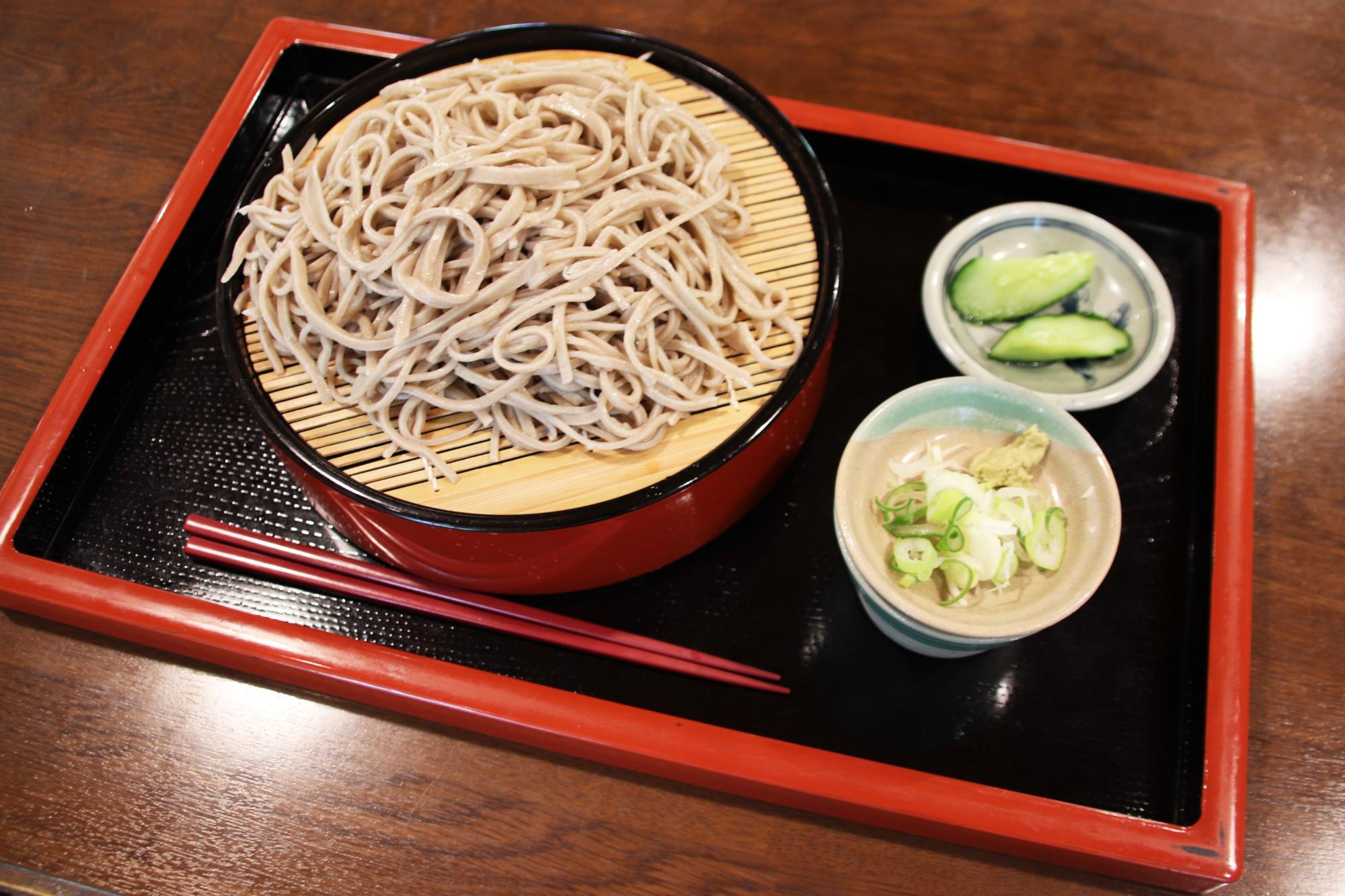 昼食でふるまわれた「やまぶき食堂」の手打ちそば
