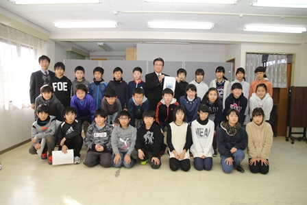 市長を訪問した小学生のが市長と記念撮影をする写真