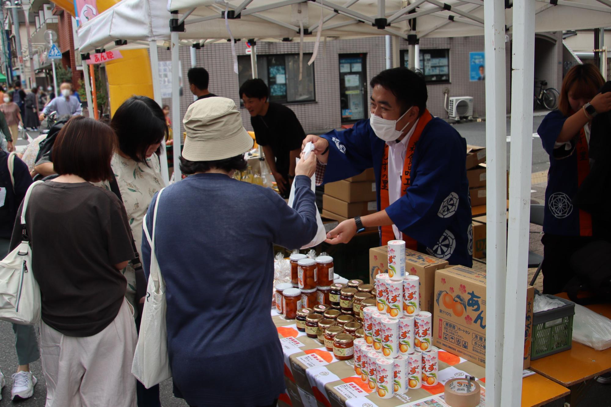 ムサコマルシェで特産品を販売する事業者の皆さん