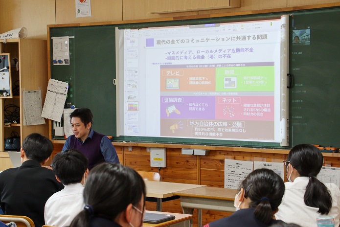 ポリネコCHIKUMAの仕組みについて説明する株式会社ハンマーバード代表岩田さん