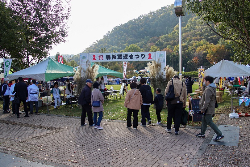 入場者で賑わう森将軍塚まつりイベント会場入り口