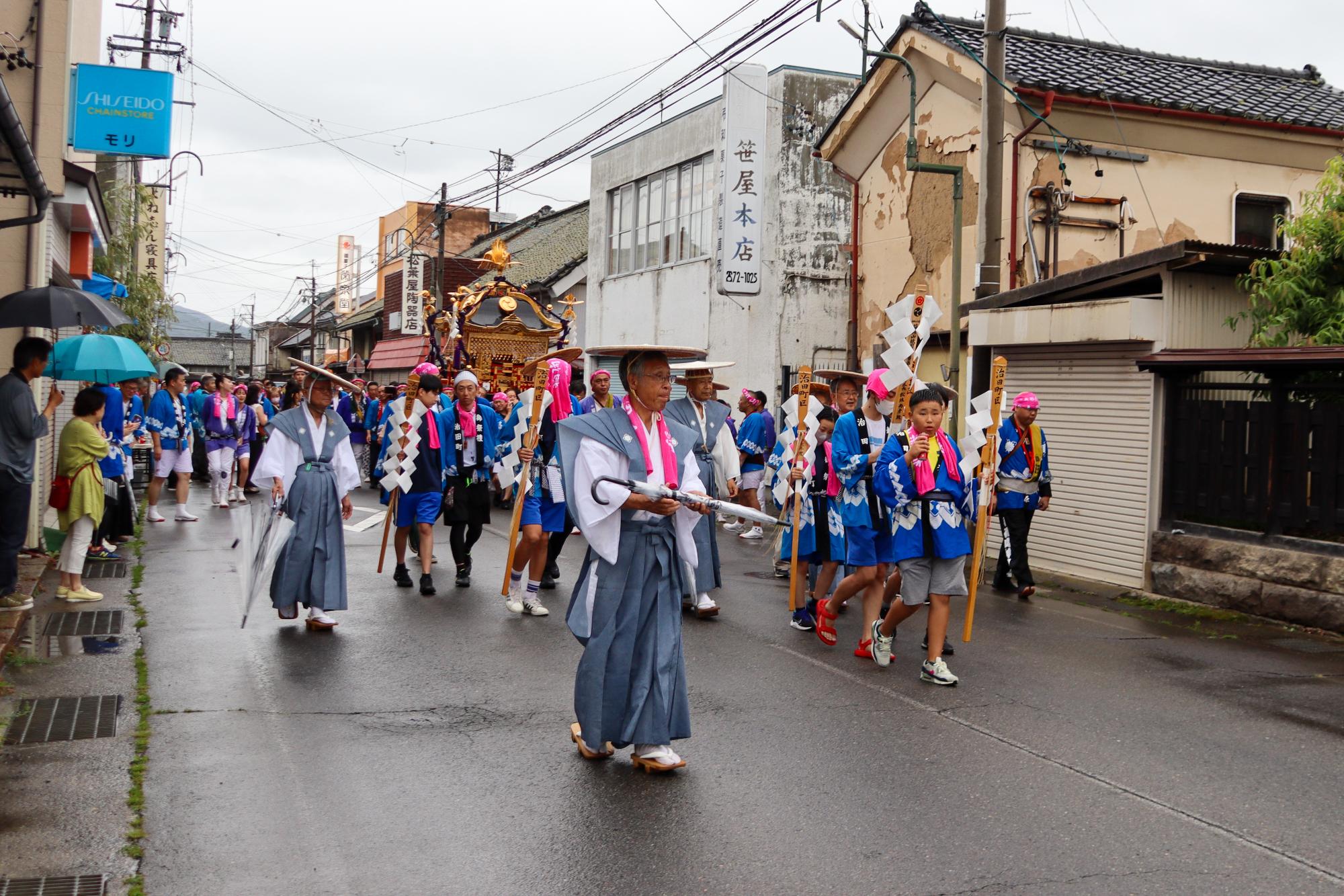稲荷山祇園本宮で神輿が巡行する様子