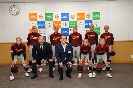 ユニフォームを着た千曲ボーイズの皆さんと監督が並んで記念撮影をしている写真