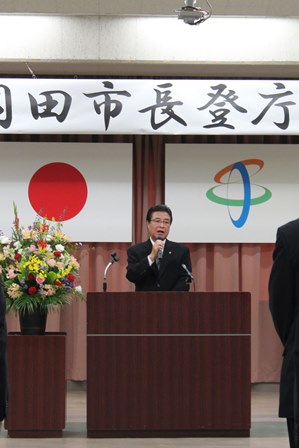 議員や職員の前で話をする市長の写真