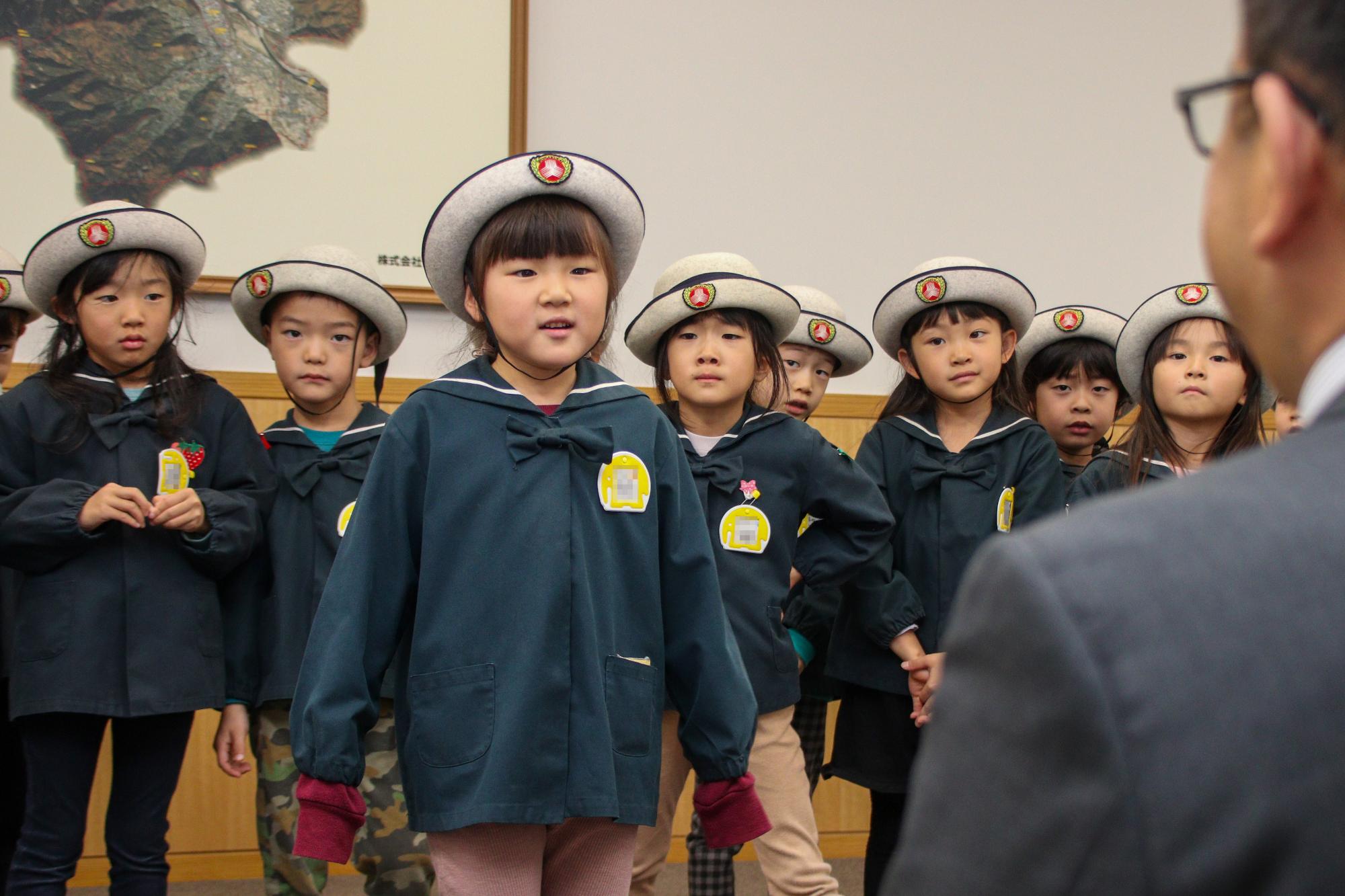 市長への質問タイムで質問するさゆり幼稚園の園児