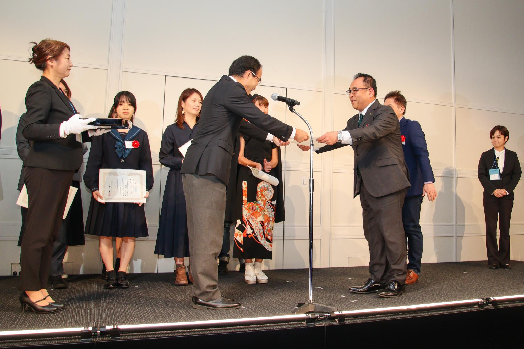 授賞式で優秀賞の表彰を受ける小川修一市長