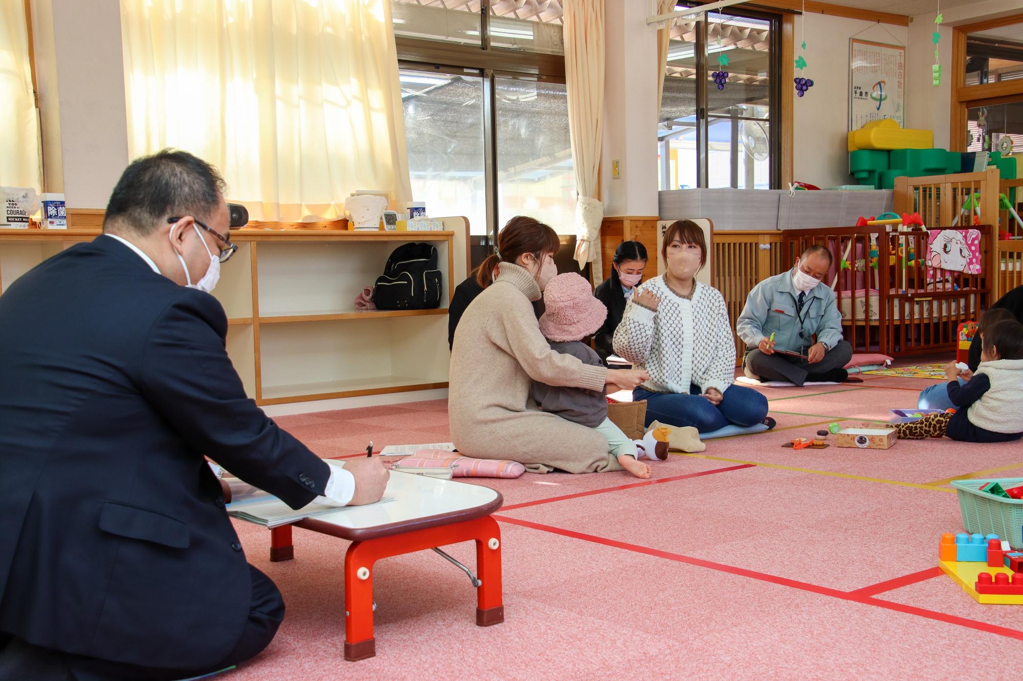 意見を伝える参加者