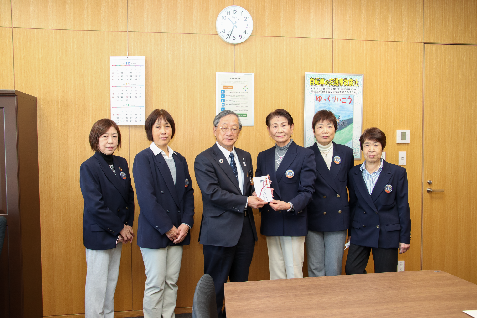 国際ソロプチミスト千曲の会員と小松信美教育長の記念撮影