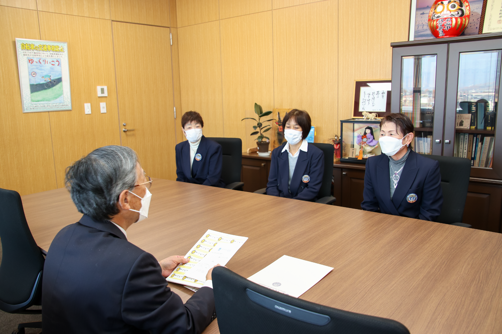 懇談をする国際ソロプチミスト千曲の会員と小松信美教育長