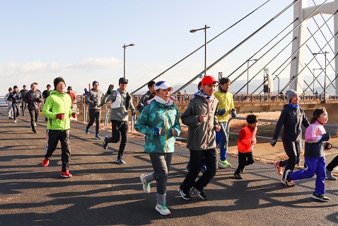令和7年元旦マラソン更埴会場の千曲橋付近のランナーの様子