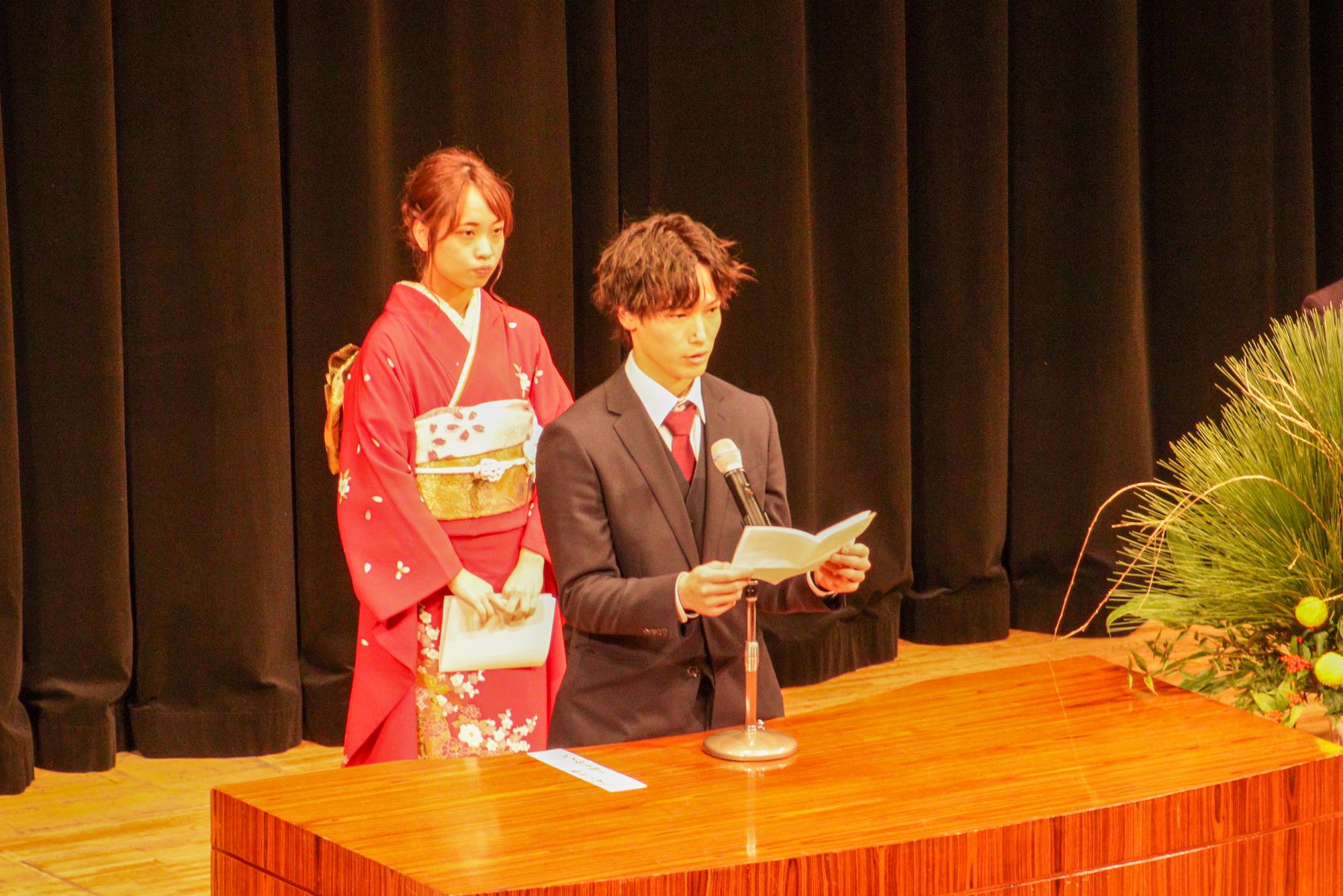 誓いのことばを述べる新成人の代表者(男性)の写真