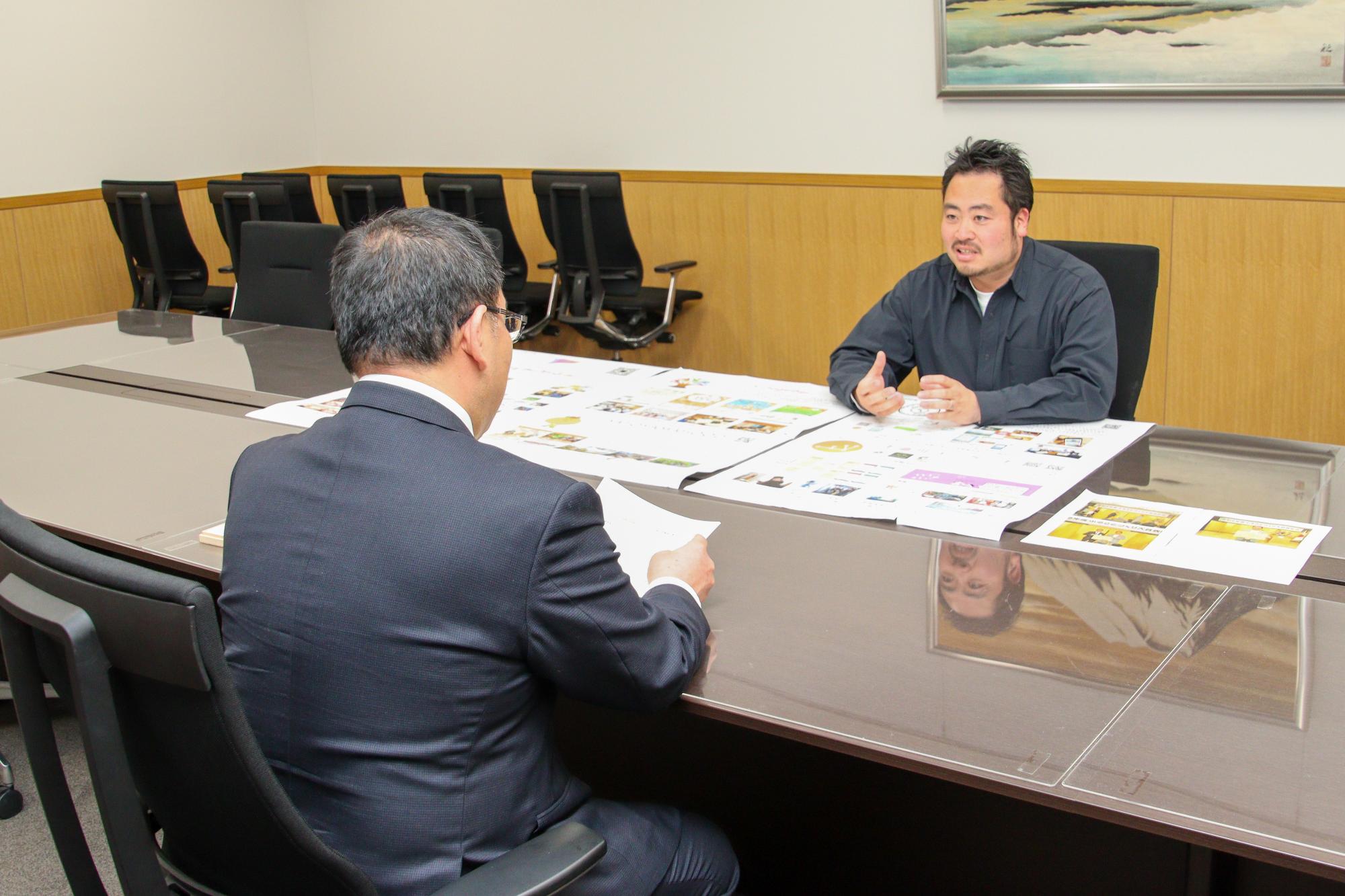 小川市長に受賞の報告をする田村さん