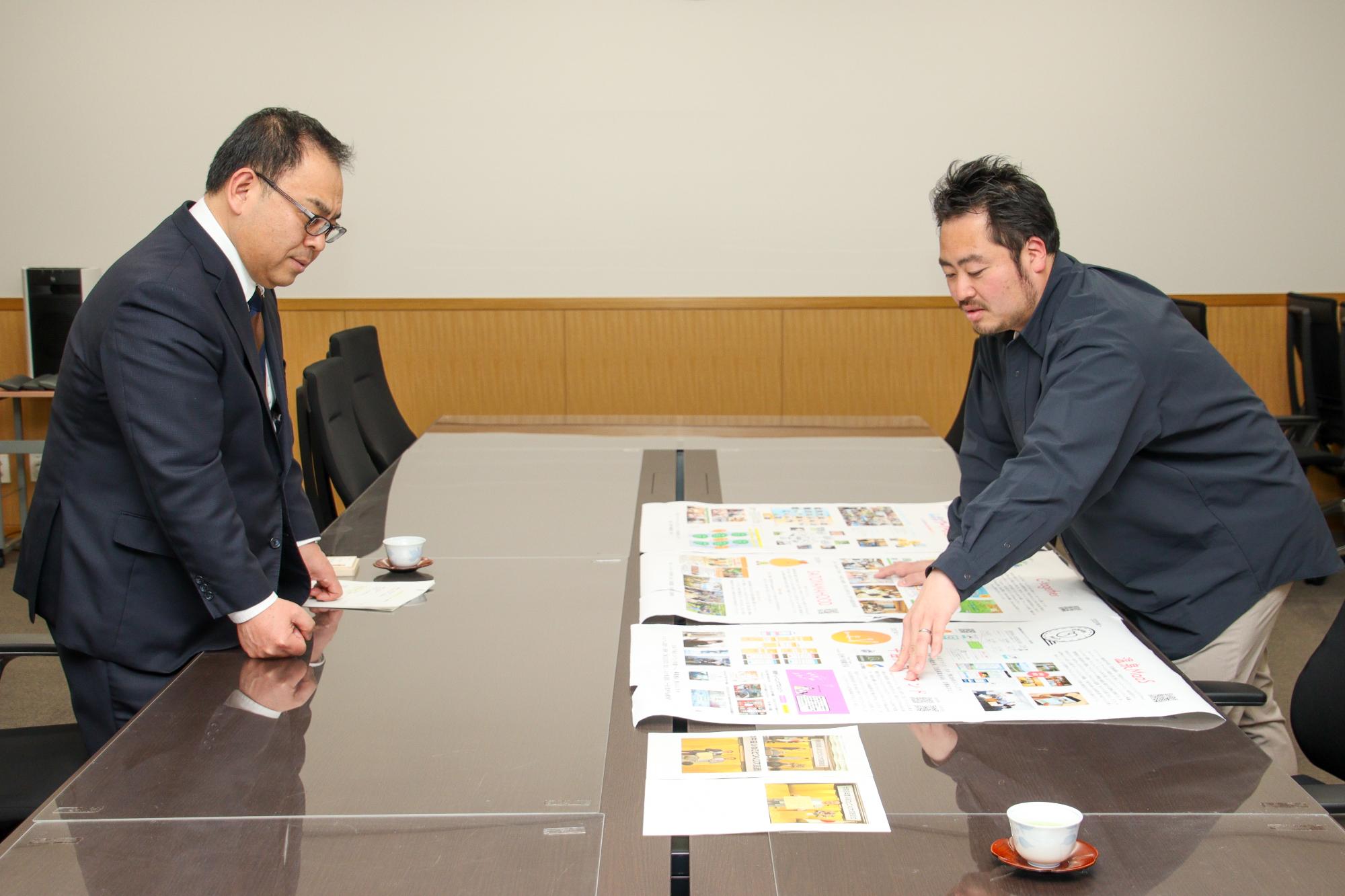 田村さんが携わっているまちづくり事業を小川市長に説明している様子
