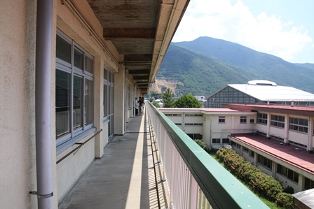 校舎や中庭を見渡せるベランダの写真