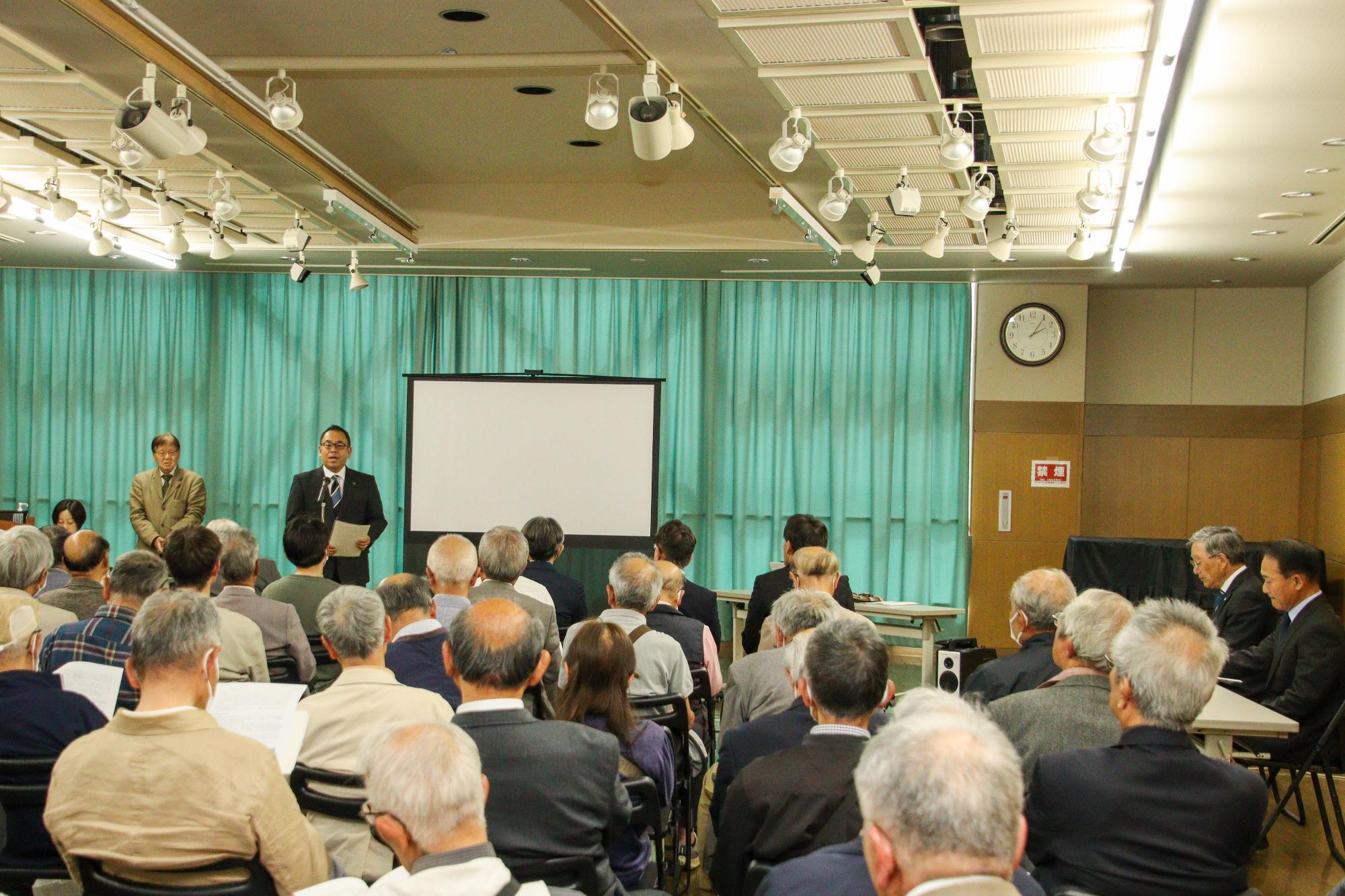 戸倉史談会50周年記念講演会を前に挨拶をする小川修一市長