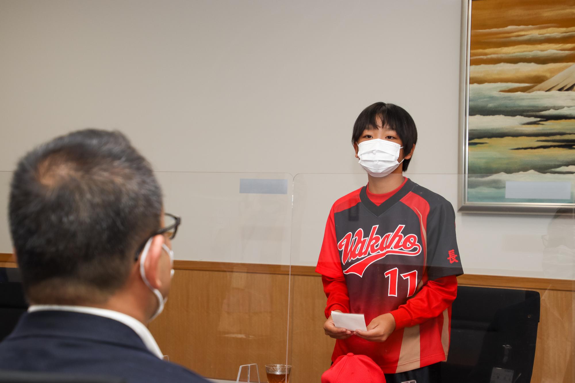 小川修一市長に意気込みを語る鎌原芽生さん