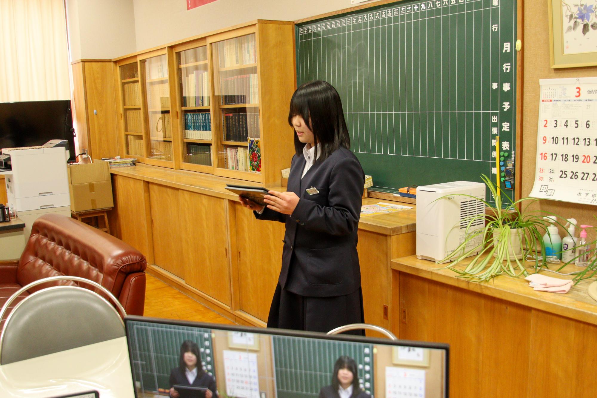 登下校時間の変更を実現するきっかけとなった3年生の杉原さんのオンラインによる発表