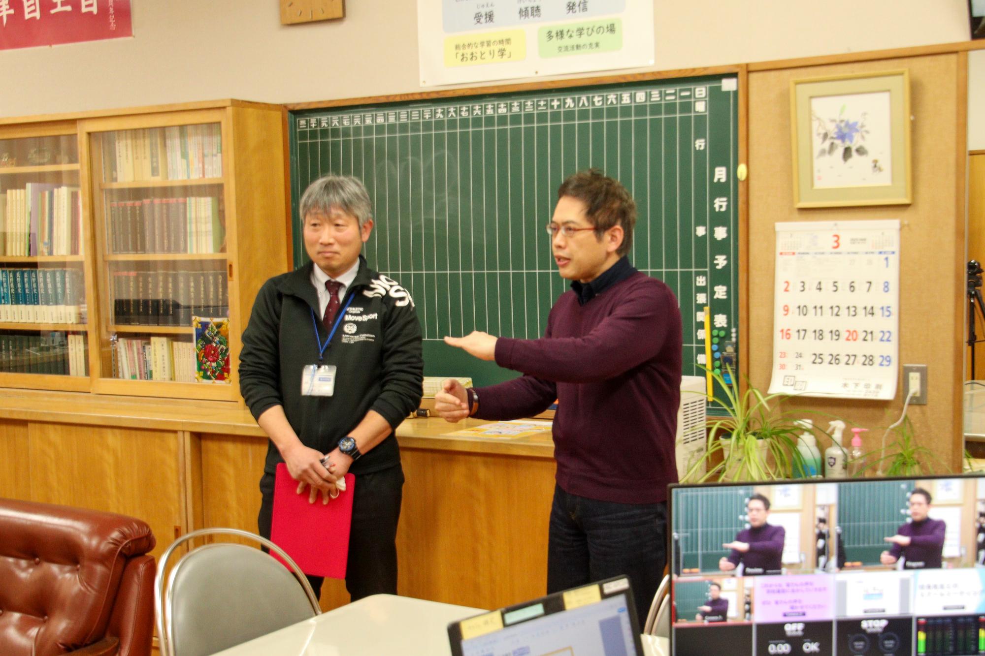 オンラインで先生から全校生徒に紹介してもらっているハンマーバードの岩田さん