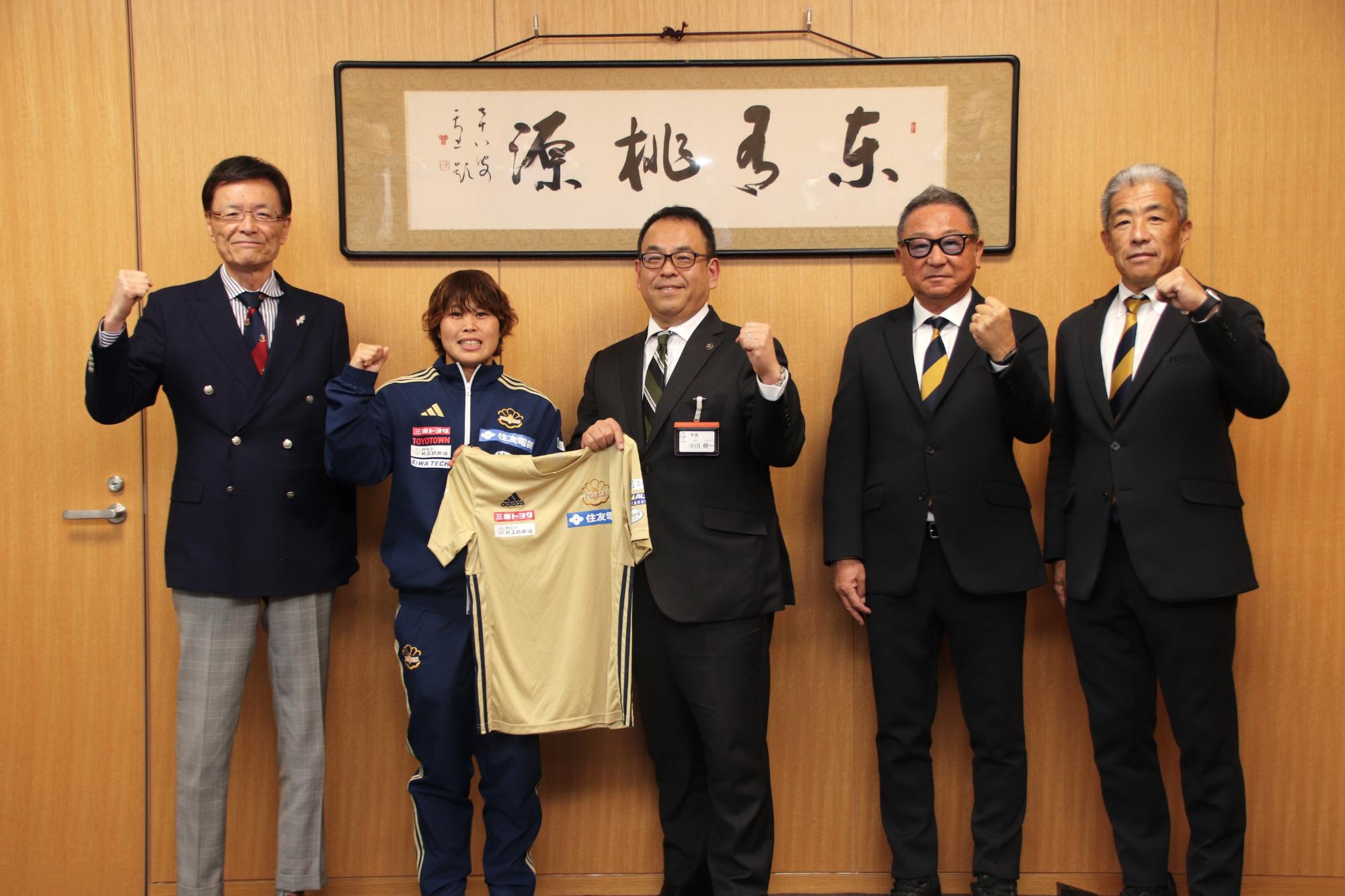 集合写真(左から株式会社長工田中会長、山中キャプテン、小川市長、斎藤GM、中岡代表理事)