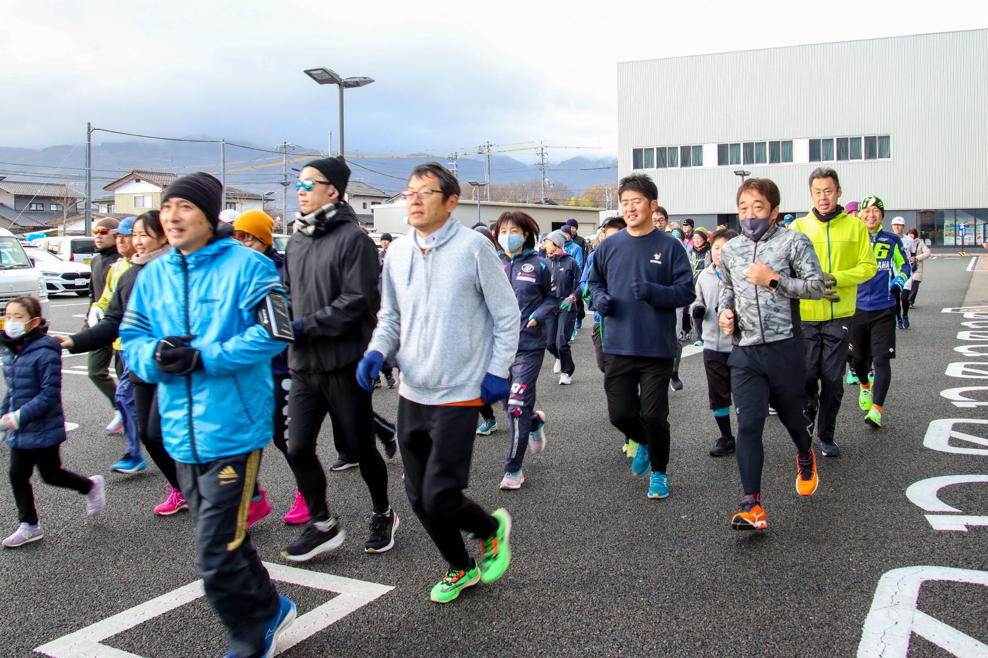 令和6年元旦マラソン更埴会場のスタートの様子