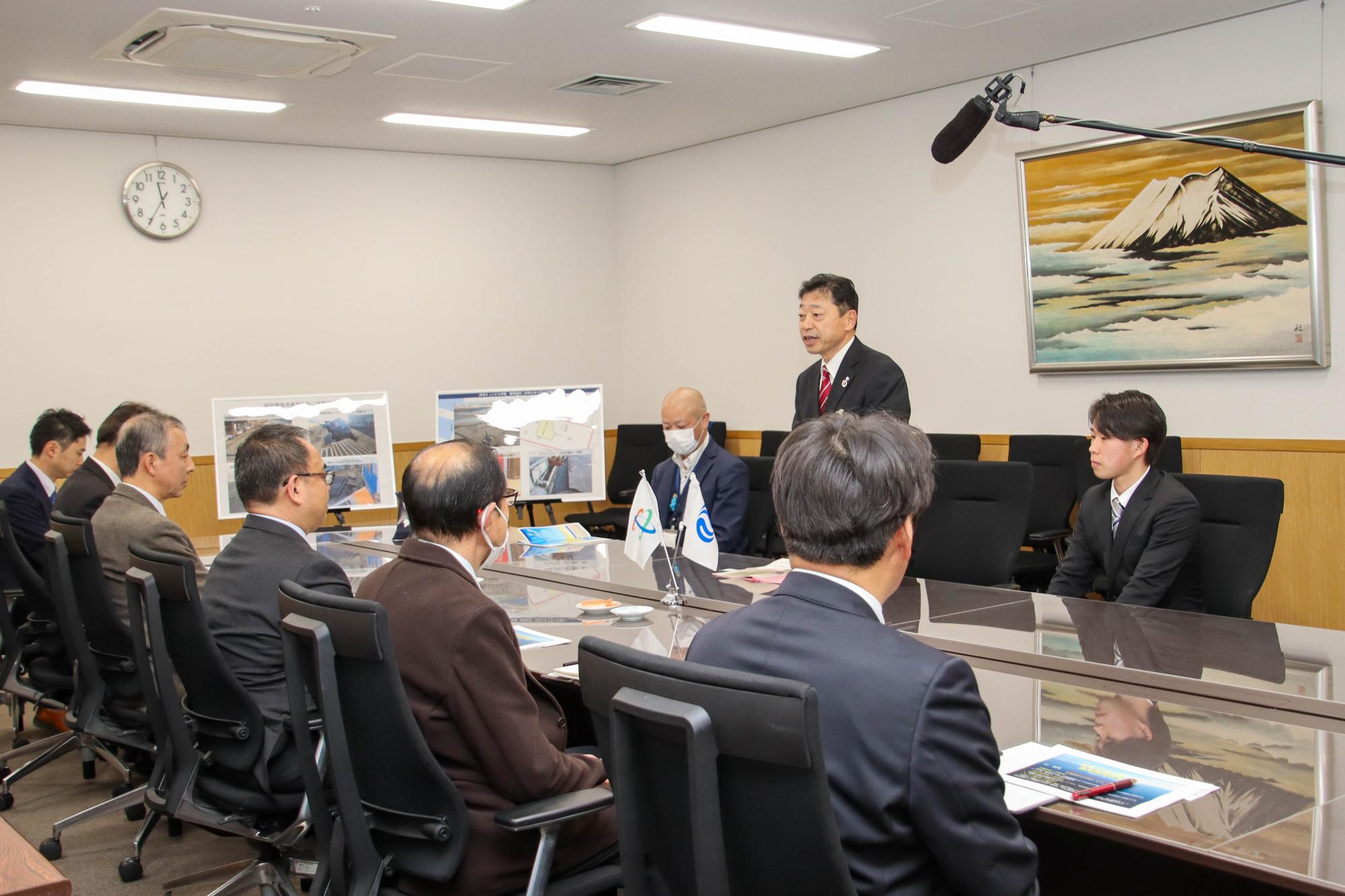 令和6年能登半島地震で被災した射水市職員が訪問した際の懇談の様子
