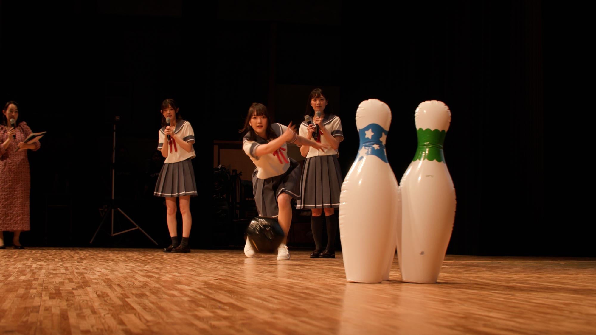 ボウリングチャレンジでボールを投げる音無麻衣役の菱川花菜(はな)さん