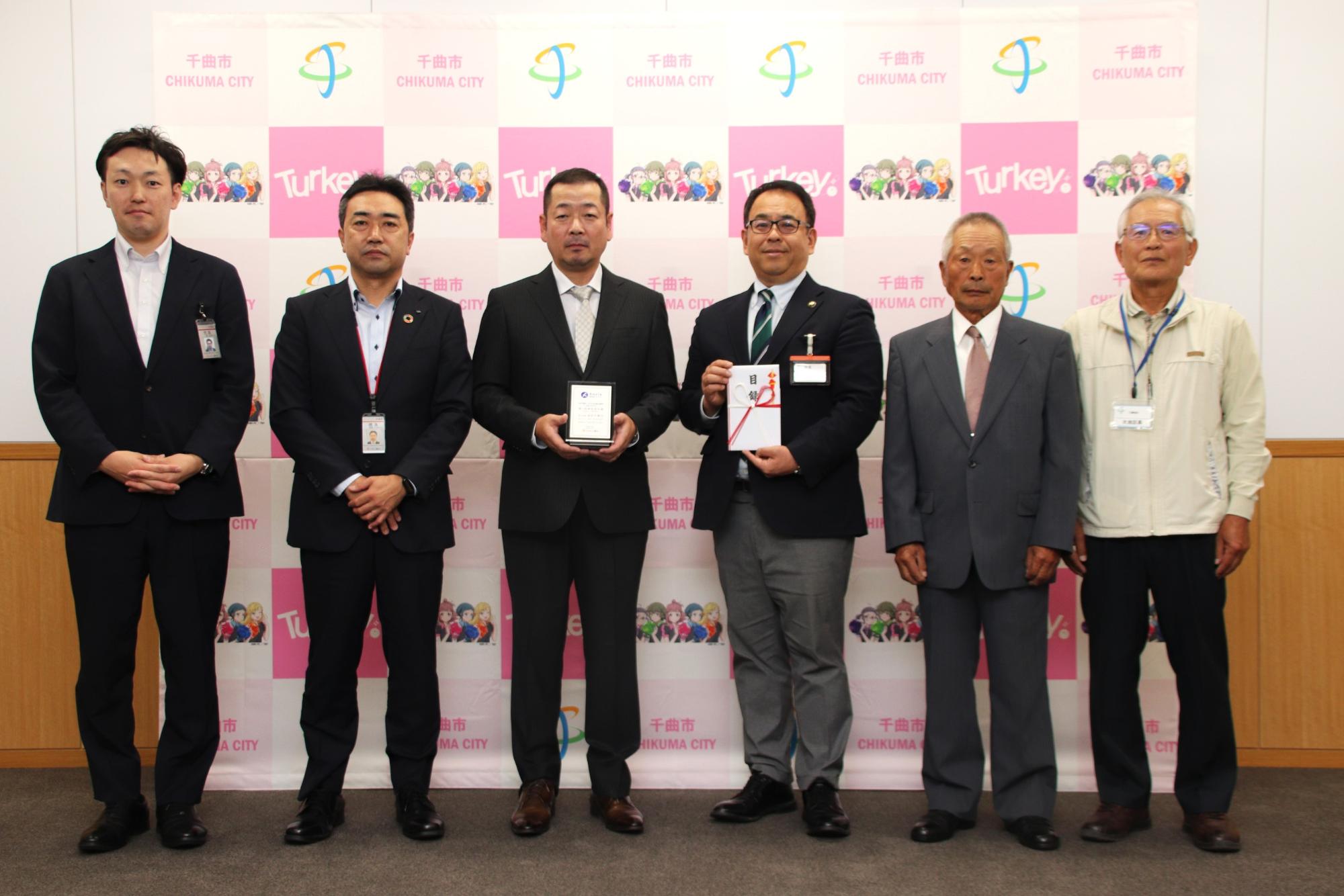 集合写真(左から八十二銀行屋代支店営業担当児玉さん、支店長徳永さん、株式会社アンジック藤倉代表取締役、小川市長、千曲市棚田保全推進会議森さん、大池区長平さん)
