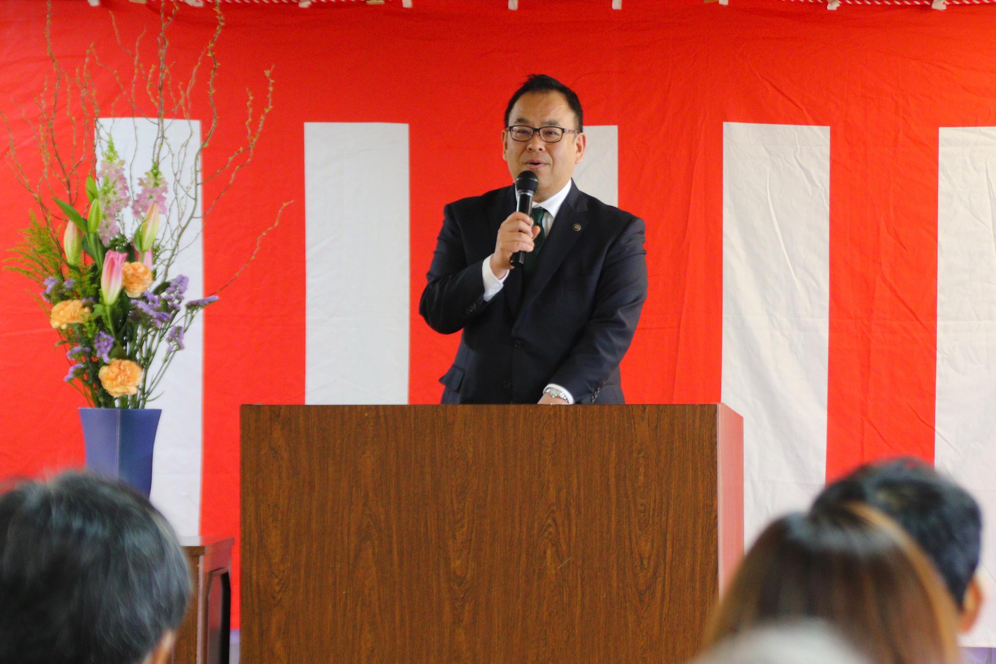 あいさつをする小川修一市長