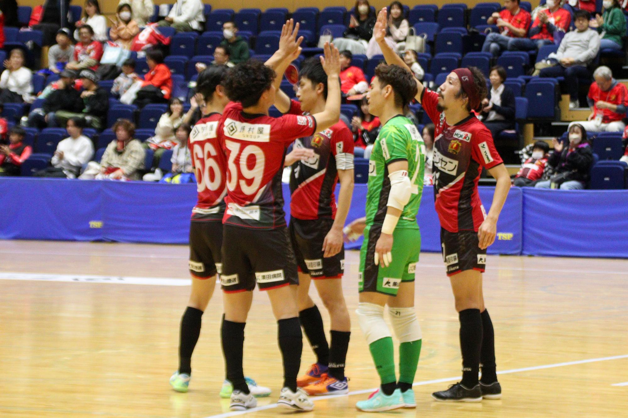 試合終了時、勝利を喜び合うボアルース長野の選手たち