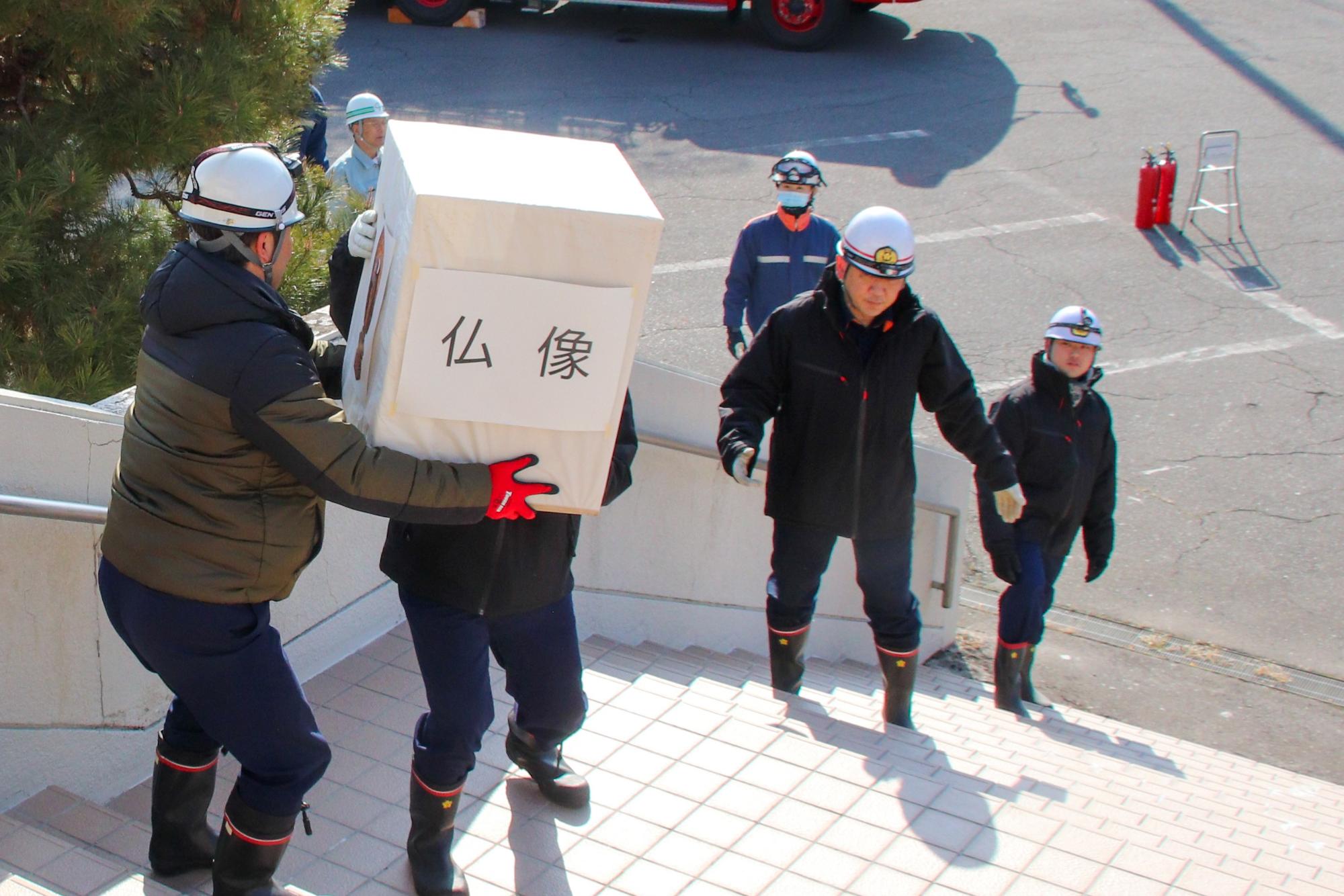 文化財搬出訓練の様子